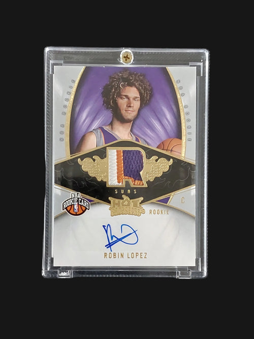 Back of 2008-09 Fleer Hot Prospects Robin Lopez rookie patch autograph #119 numbered 179/399 with NBA Rookie Photo Shoot memorabilia authentication